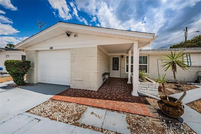 4902 Vision Ave in Holiday, FL - Building Photo - Building Photo