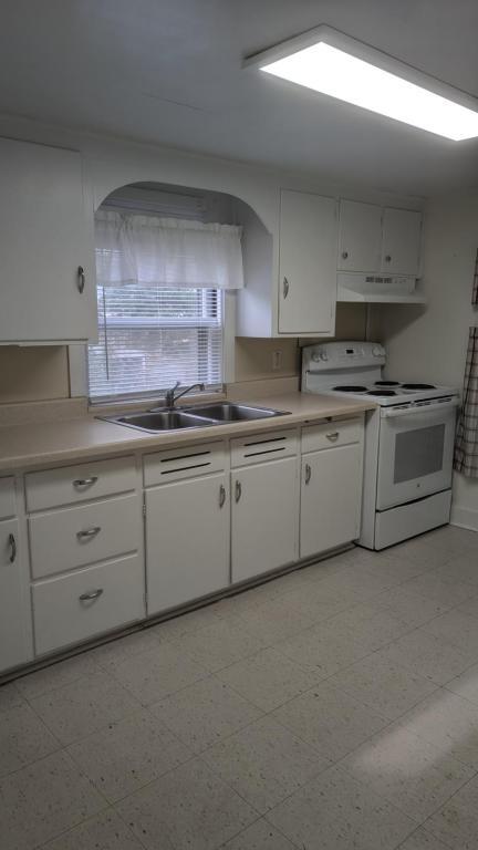 property at 404 S Pine St
