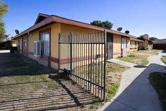 577 Montecito Ave in Hemet, CA - Foto de edificio - Building Photo