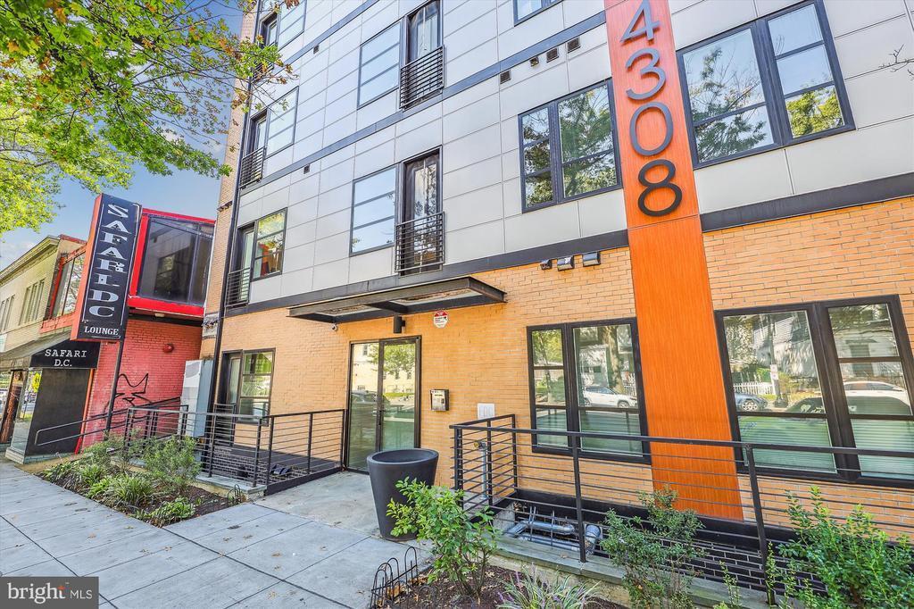 4308 Georgia Ave NW, Unit 502 in Washington, DC - Foto de edificio