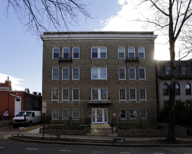 1630 Irving St NW in Washington, DC - Foto de edificio - Building Photo