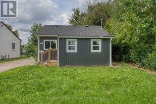 17 Kirk St in St Catharines, ON - Building Photo