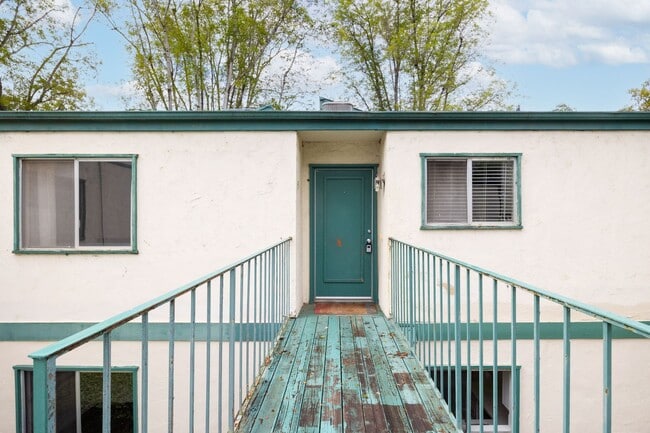 1811 E Grand Ave in Escondido, CA - Building Photo - Building Photo