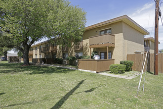 Willow Bend Apartments in Irving, TX - Building Photo - Building Photo