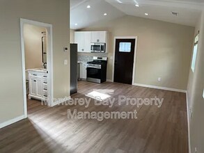 154 Carmel Ave in Pacific Grove, CA - Foto de edificio - Building Photo