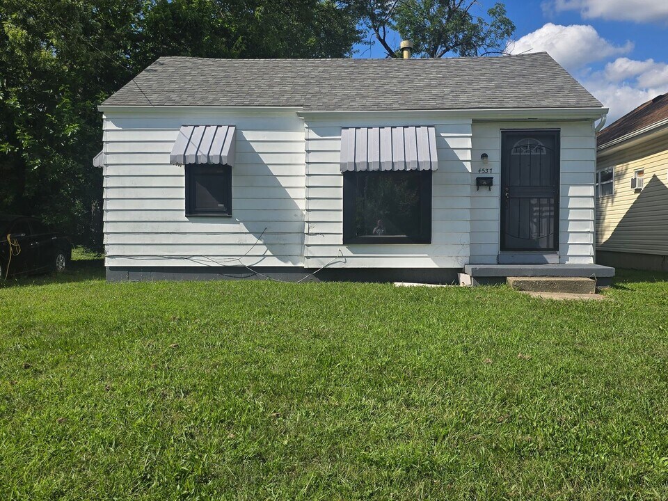 4537 Laurel Dr in Dayton, OH - Foto de edificio