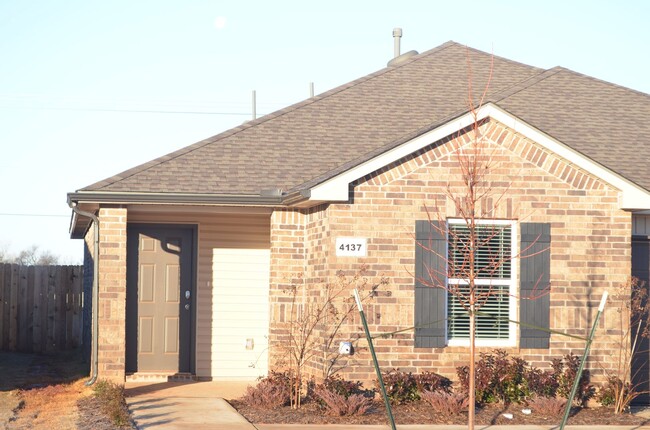 4137 Sara Pk Dr in Mustang, OK - Foto de edificio - Building Photo