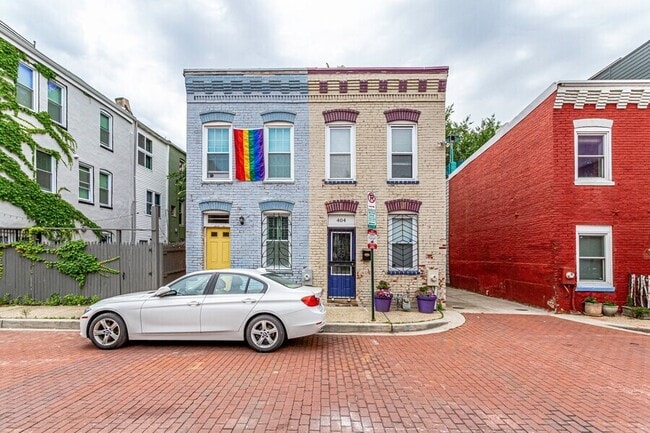 property at 404 Richardson Pl NW