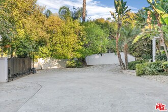 19016 Wells Dr in Los Angeles, CA - Building Photo - Building Photo