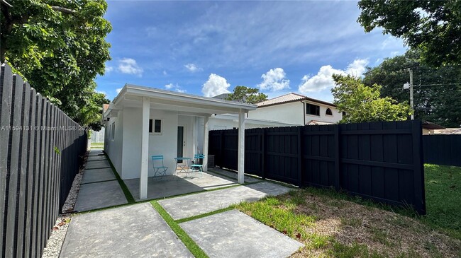 4290 SW 9th St in Miami, FL - Building Photo - Building Photo