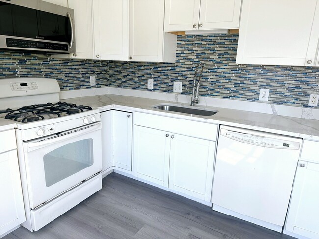 21843 Baldwin Sq, Unit 302 in Sterling, VA - Foto de edificio - Building Photo