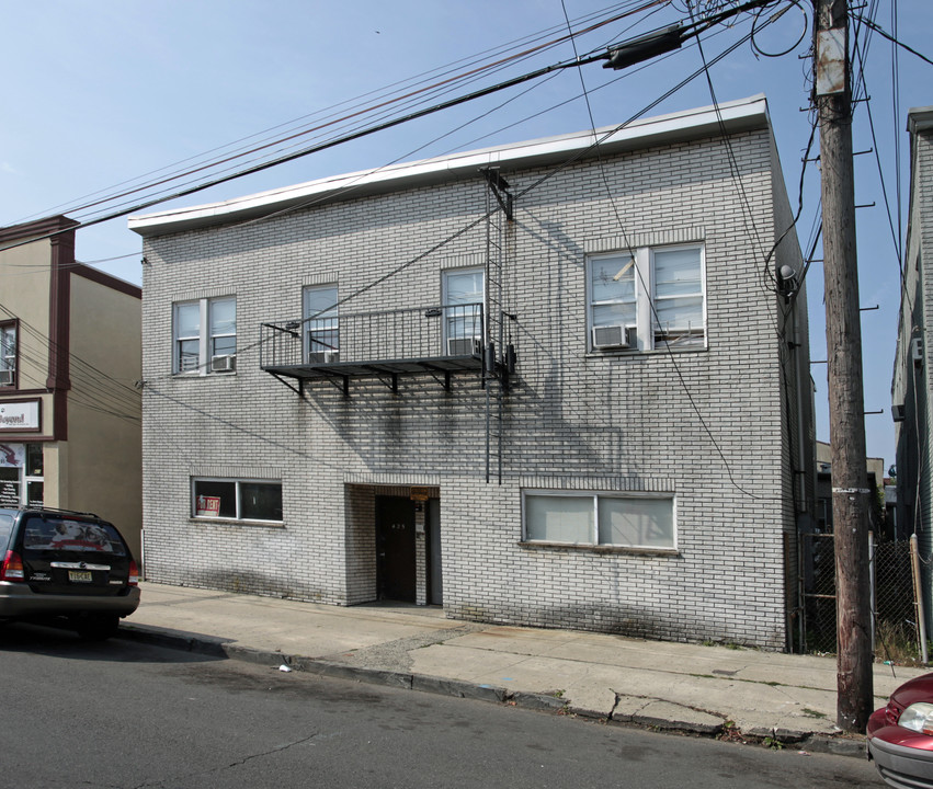 425 New Brunswick Ave in Perth Amboy, NJ - Building Photo