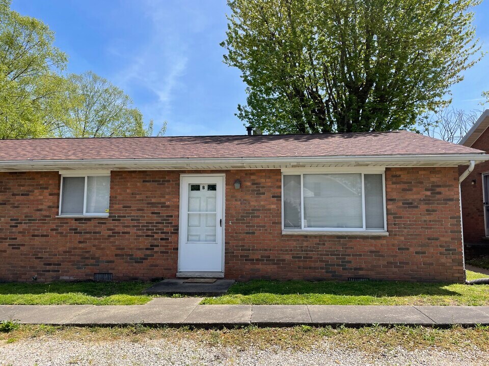 204 E 9th St, Unit B in Williamstown, WV - Building Photo