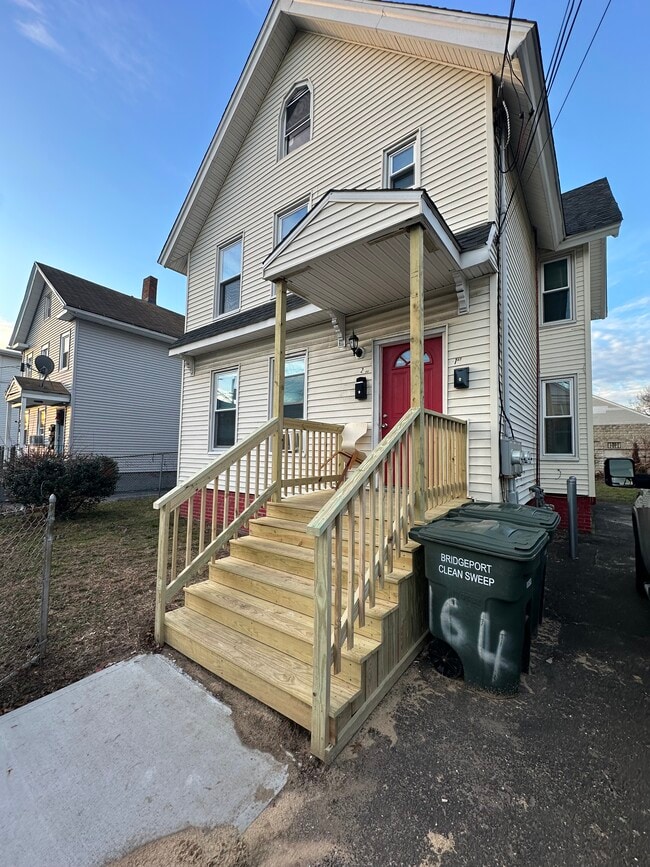 164 Hanover St, Unit 2nd floor in Bridgeport, CT - Building Photo - Building Photo