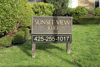 Sunset View Apartments in Renton, WA - Building Photo - Building Photo