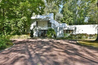3 Mill Pond Ln in Locust Valley, NY - Foto de edificio - Building Photo