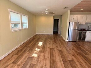 53706 River Trace Rd in Astor, FL - Foto de edificio - Building Photo