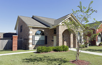 Suma Lake Apartments & Townhomes in Livingston, LA - Building Photo - Building Photo