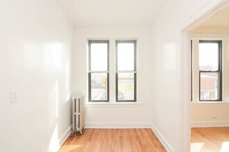 2704 N Sawyer Ave in Chicago, IL - Building Photo - Building Photo