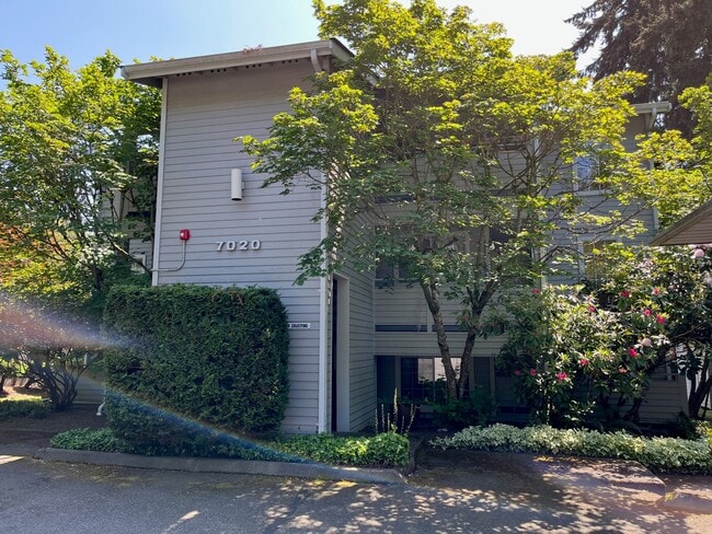 7020 208th St SW in Lynnwood, WA - Foto de edificio - Building Photo