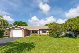 7003 NW 99th Ave in Tamarac, FL - Building Photo