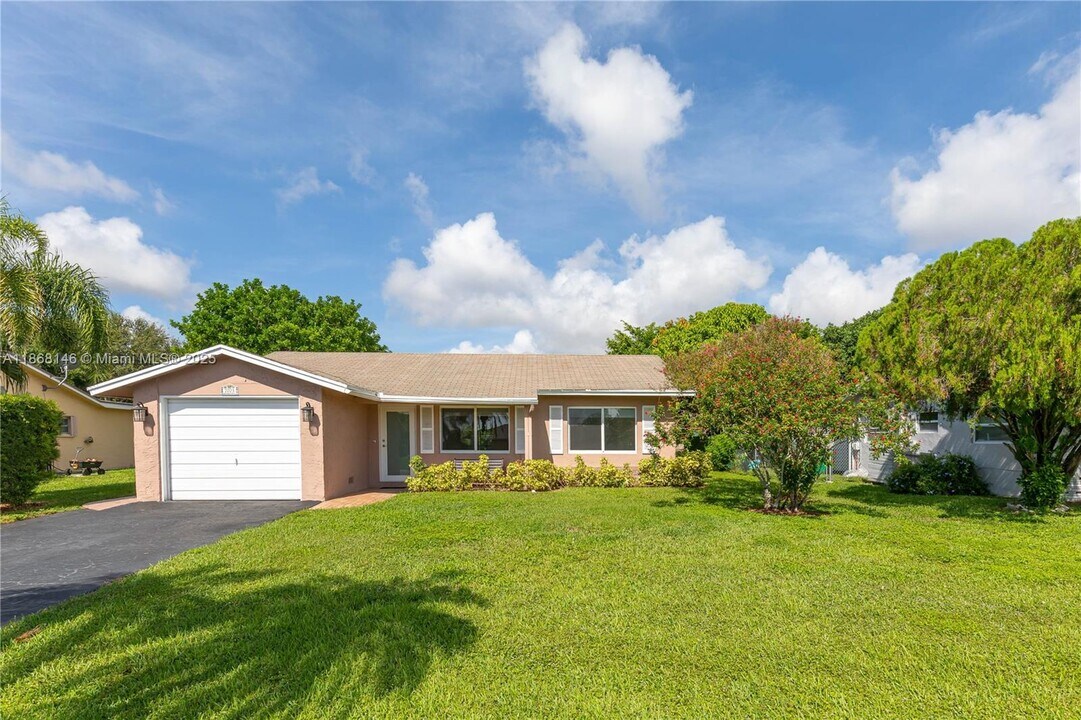 7003 NW 99th Ave in Tamarac, FL - Building Photo