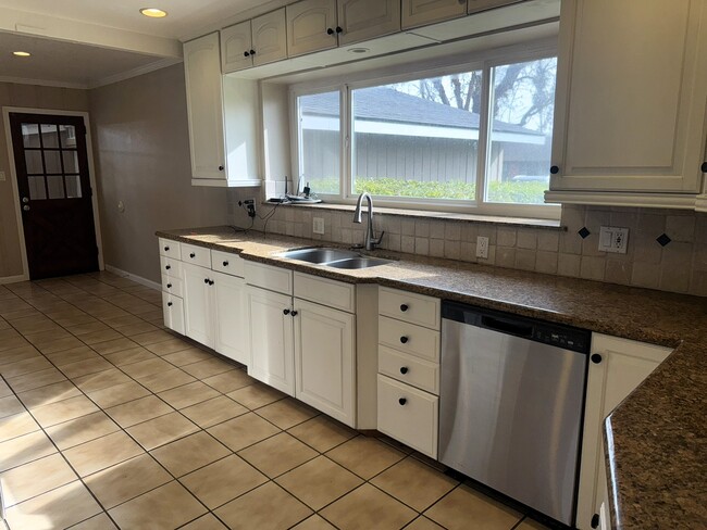 454 W Twain Ave in Fresno, CA - Building Photo - Building Photo