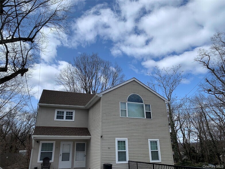 32 Hammond Rd in Glen Cove, NY - Foto de edificio