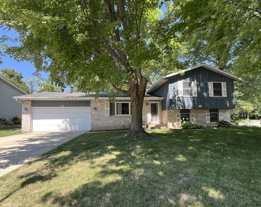 852 Burr Oak Dr in Chesterton, IN - Building Photo