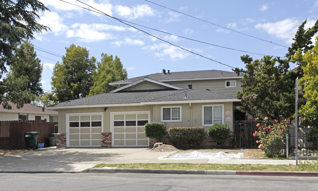 1710-1712 Roosevelt Ave in Redwood City, CA - Foto de edificio - Building Photo