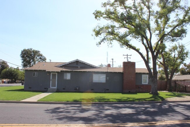 1996 N 11th Ave in Hanford, CA - Building Photo - Building Photo