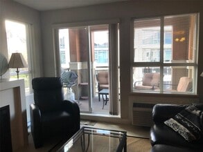 1083 Sunset Dr in Kelowna, BC - Building Photo - Building Photo