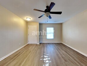 241 Emerald Isle Dr in Moncks Corner, SC - Foto de edificio - Building Photo