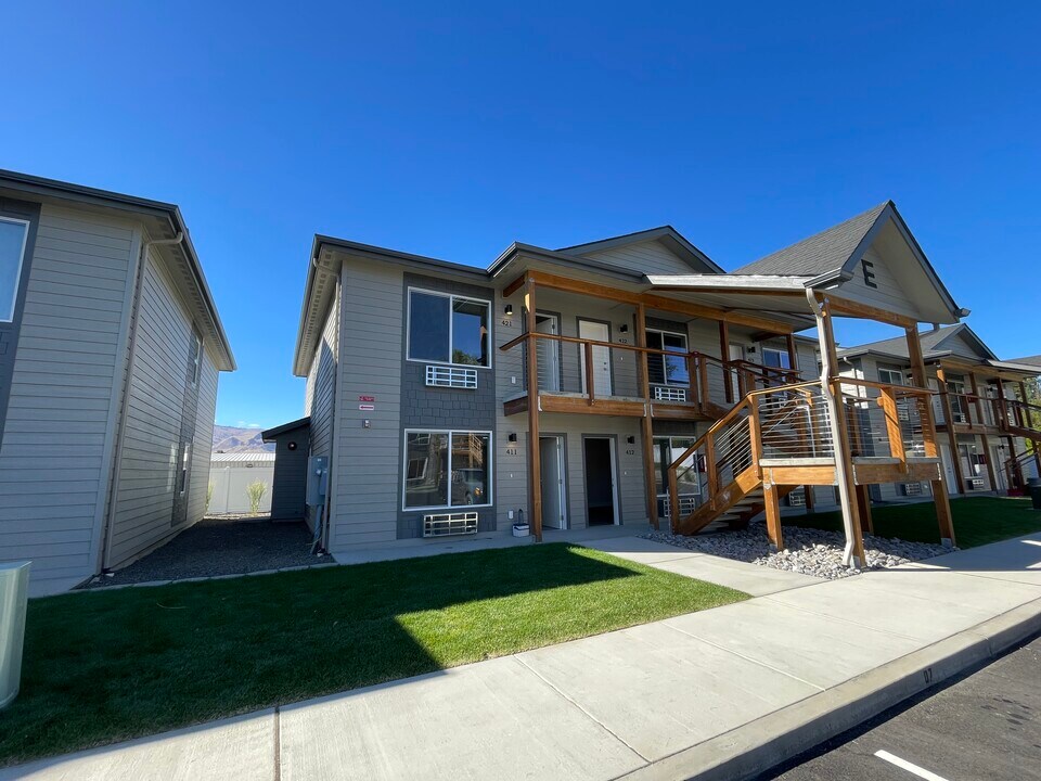 411 6th Street Northeast in East Wenatchee, WA - Building Photo