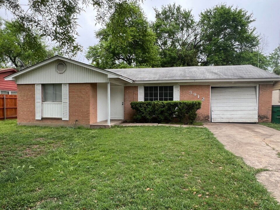 3912 Sherry Ln in Beverly Hills, TX - Building Photo