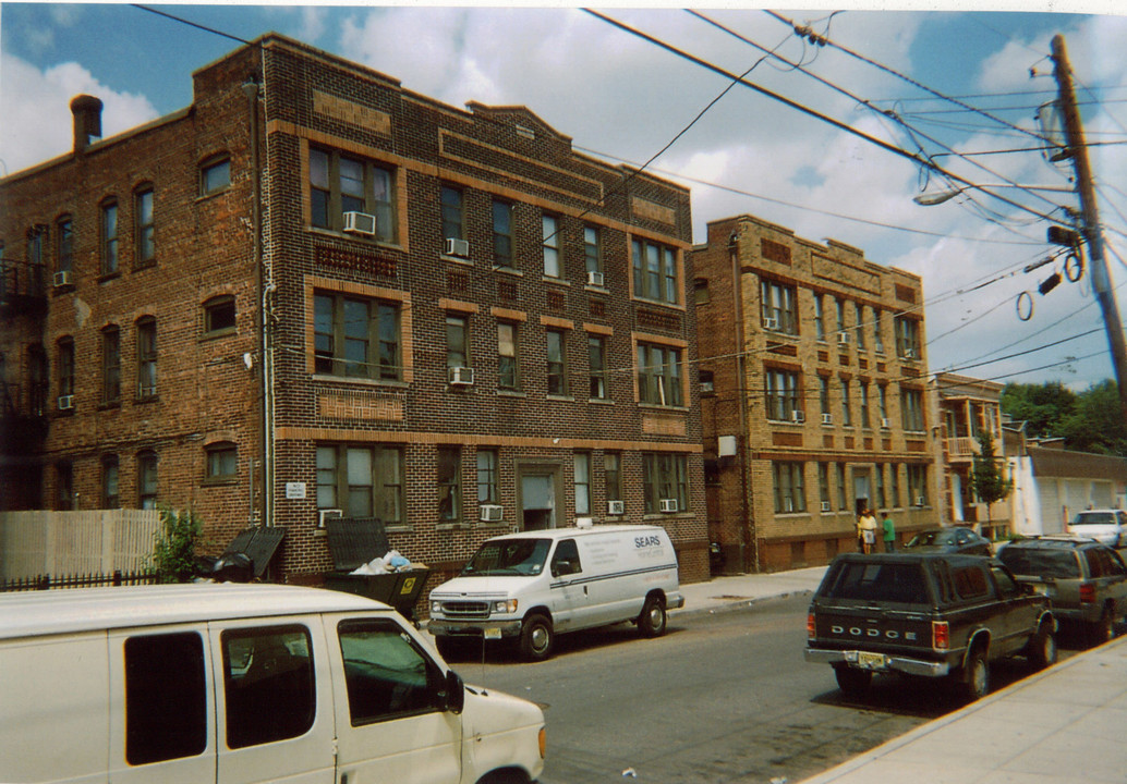 191 Grove St in Passaic, NJ - Building Photo