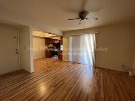 10610 S 48th St in Phoenix, AZ - Building Photo