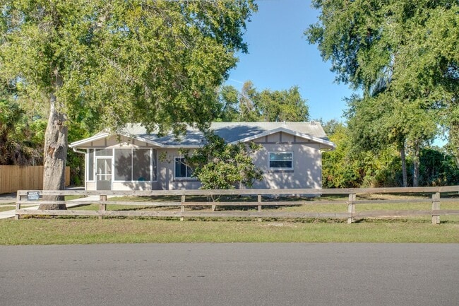 property at 610 W Maud St