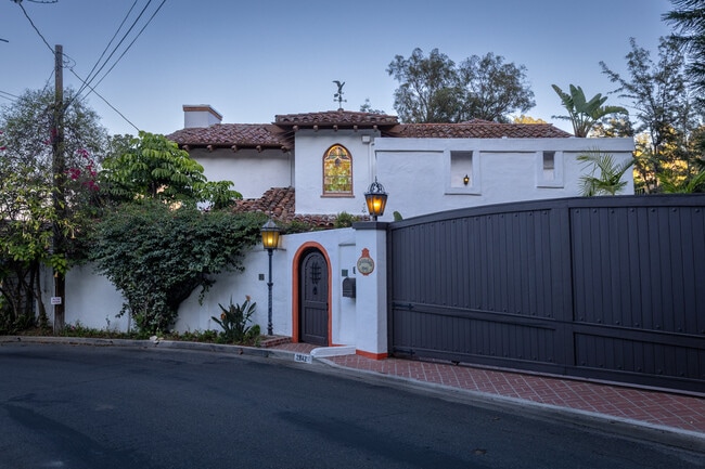2942 Passmore Dr in Los Angeles, CA - Building Photo - Building Photo