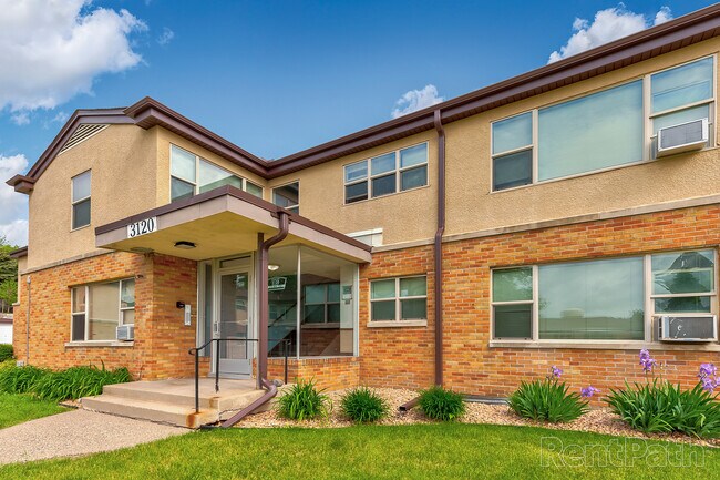 Uptown West Apartments in St. Louis Park, MN - Foto de edificio - Building Photo