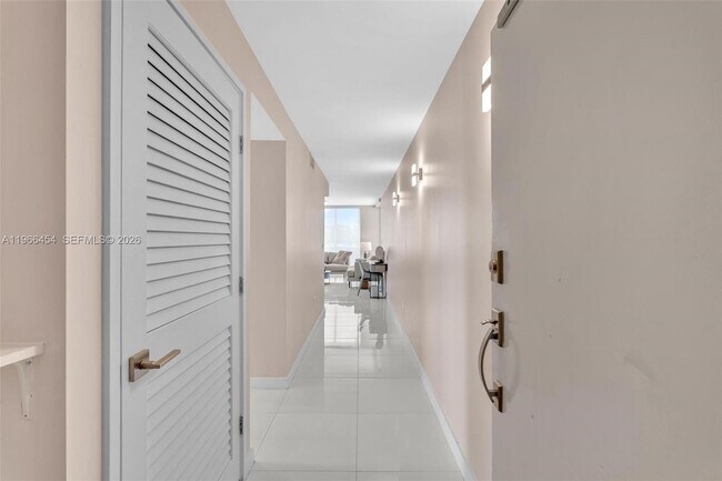 9901 E Bay Harbor Dr in Bay Harbor Islands, FL - Foto de edificio - Building Photo