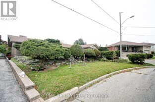 16 Carousel Ct in Toronto, ON - Building Photo