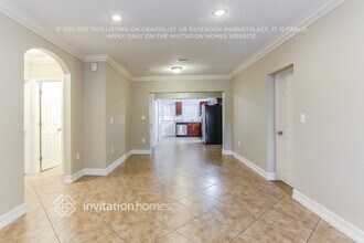 350 E 58th St in Hialeah, FL - Foto de edificio - Building Photo