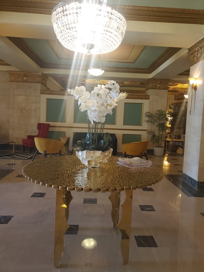 15 E Kirby St, Unit 329 in Detroit, MI - Foto de edificio - Building Photo