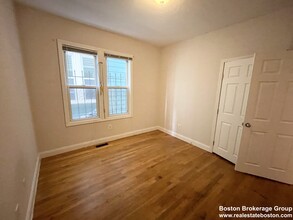 733 Parker St, Unit 1 in Boston, MA - Building Photo - Building Photo