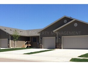 6604 E 45th St in Sioux Falls, SD - Foto de edificio - Building Photo