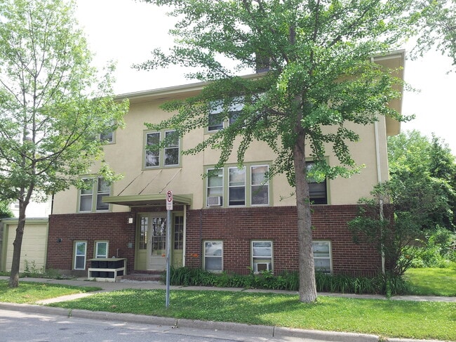 1752 Shields Ave, Unit #4 in St. Paul, MN - Foto de edificio - Building Photo