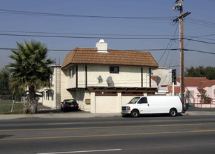 6439 Woodman Ave in Van Nuys, CA - Building Photo - Building Photo