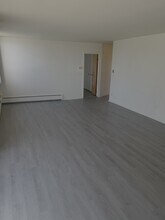 9009 W Golf Rd in Des Plaines, IL - Building Photo - Building Photo