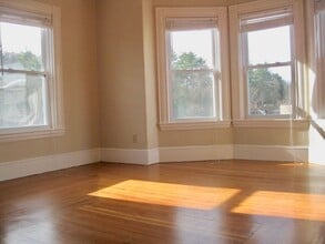 70 Church St, Unit 2 in Wellesley, MA - Foto de edificio - Building Photo